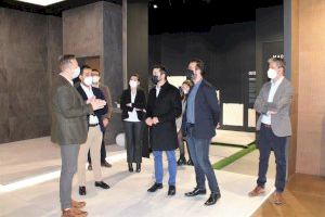 El alcalde de l'Alcora visita el nuevo showroom de Rocersa