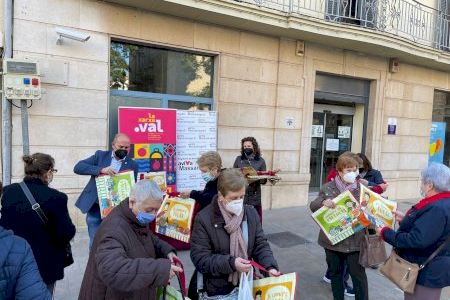 Massamagrell reparteix 700 bosses en el mercat municipal per a promoure el valencià