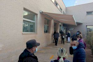 Llargues cues en un centre de salut de Castelló