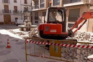 En marcha las obras para recuperar el estado original de "La Font" y mejorar la accesibilidad y pavimentación de la plaza