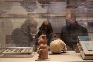 La Universitat conmemora cien años de arqueología a través de dos exposiciones en La Nau que muestran hallazgos y obras de gran valor