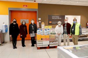 El club británico CHUMS realiza una compra solidaria por valor de 600 euros para el Banco de Alimentos