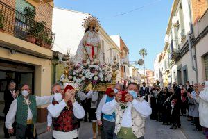 Los falleros y clavariesas de Torrent procesionan a la Virgen de los Desamparados