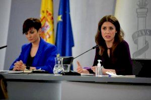 La ministra de Igualdad, Irene Montero, junto a la ministra portavoz Isabel Rodríguez, en un momento de la rueda de prensa / Ministerio de Igualdad