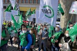 Sanitarios valencianos se manifiestan ante el Ministerio de Sanidad en Madrid para exigir mejoras laborales