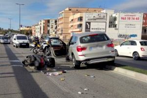 Brutal accidente en Alicante: Un coche se salta la mediana y choca contra una moto