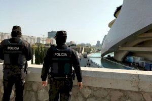 Dos agents salven la vida d'una dona a València mentre caia des del mur de la llera del riu Túria