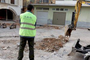 Almassora documenta los restos de la fuente hallados en la plaza Mayor para continuar las obras