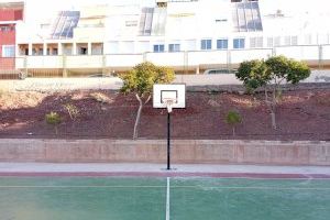 L'Ajuntament d'Almenara instal·la unes noves cistelles de bàsquet en les pistes esportives del CEIP Juan Carlos I