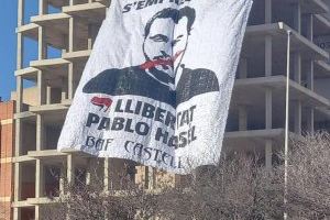 Col·loquen una pancarta gegant en suport a Pablo Hásel a Castelló