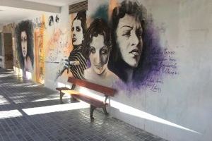 La alcaldesa y los portavoces municipales de Petrer piden a los propietarios que no borren los murales de la calle Constitución