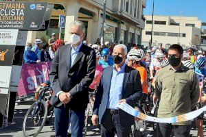 Alcalde i vicepresident 2n del Consell donen la eixida a Altea a una de les etapes de la “Setmana Ciclista Volta Comunitat Valenciana Fèmines”