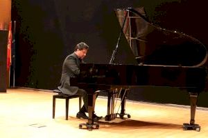 El pianista Jesús Gómez homenajea al saxofonista Pedro Iturralde en el Salón de Actos de Benidorm