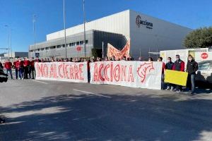 Els treballadors de Nordex recullen signatures i es concentren contra el tancament de la planta de la Vall