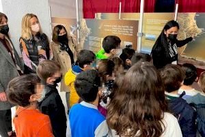 Participantes del programa ‘T’Avalem’ dinamizan la exposición ‘Romanos contra romanos’ en los colegios de Benidorm