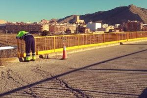 El Ayuntamiento de Villena termina las obras de seguridad y repintado en el puente del Camino de la Hoya
