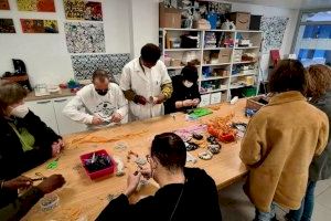 Les persones usuàries de Casa Caridad realitzen un taller de productes fallers