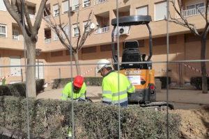 El Ayuntamiento de Villena  inicia las tareas de renovación del sistema de riego de 14 rotondas y parques municipales