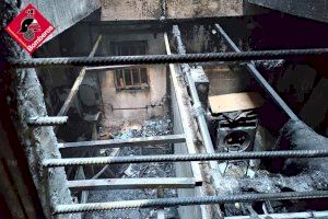 Una persona ferida al greu incendi d'un bloc de vivendes a la Vila Joiosa