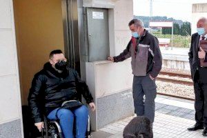 Almenara i Renfe signen un conveni perquè l'ascensor de l'estació estiga operatiu mentre haja trens amb parada en la localitat