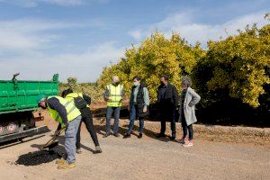 El Ayuntamiento de les Alqueries repara varios caminos rurales con las brigadas municipales