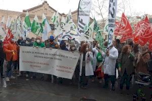 Sanitarios de SES-SAMU protestan frente a la conselleria para exigir mejoras en el servicio