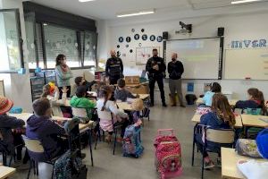 La Policía Local de Bétera imparte charlas sobre el uso responsable de la pirotecnia en los centros escolares
