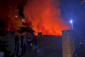 Mueren dos perros en el incendio de una caseta en La Vall d’Uixó