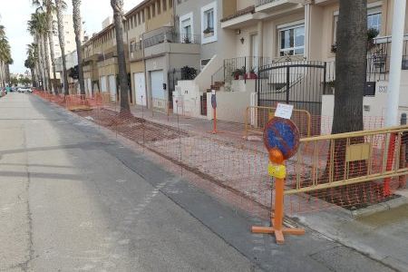 El Ayuntamiento del Puig de Santa María, siguiendo la línea de mejora de las vías y accesos del municipio, ha comenzado a remodelar las aceras de la calle de la Estación