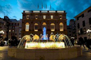 Castelló enciende la fuente de la plaza Mayor con los colores de la bandera ucraniana