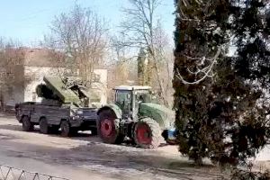 Los ucranianos no se rinden: se llevan blindados rusos con tractores