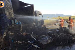 Brutal incendio de un camión con mercancías peligrosas en Vallada (Valencia)