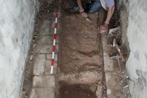 Unas obras dejan al descubierto un nuevo tramo de cimentación de la muralla medieval de Villena