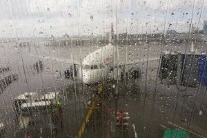 Las lluvias torrenciales en el Aeropuerto de Alicante-Elche obligan a activar el aviso rojo