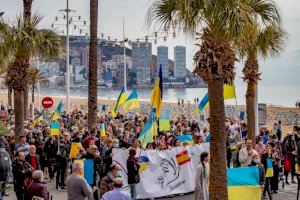 Benidorm dice no a la guerra con una marcha por la paz y en solidaridad con el pueblo de Ucrania