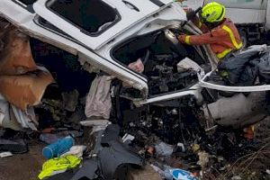 Muere el conductor de un coche tras un accidente contra un camión en Chelva