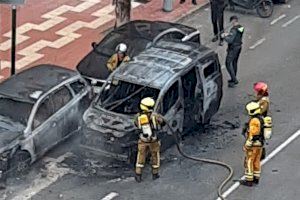 La Policía Local de San Vicente del Raspeig interviene en la extinción de un vehículo en llamas