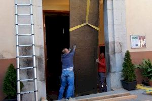 Alfondeguilla se lleva a restaurar la puerta de la iglesia que data de 1958