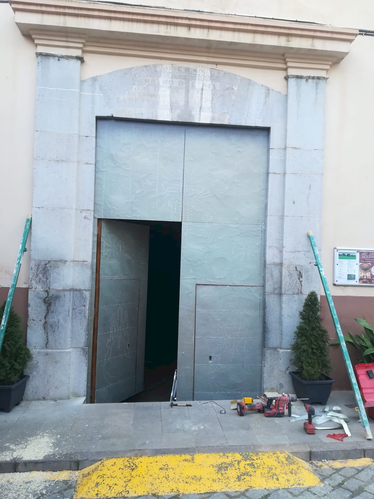 Alfondeguilla se lleva a restaurar la puerta de la iglesia que data de 1958