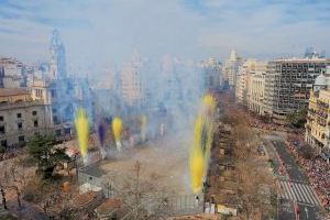 Una mascletà con un final apoteósico hace temblar Valencia desde la plaza del Ayuntamiento