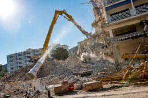 El Ayuntamiento visita las obras de demolición de la antigua residencia del BBVA en l’Albir
