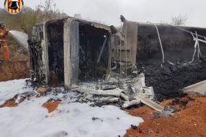 Un camió bolca i s'incendia en un accident a Requena