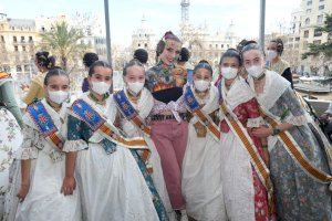 Una valenciana se maquilla la falla municipal de 2022 en su torso