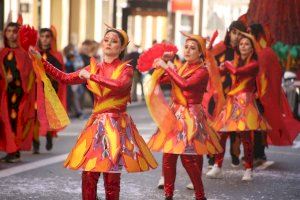 L'alegria i el color inunden els carrers de València dos anys després a la Cavalcada del Ninot 2022