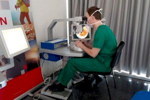 El Servicio de Oftalmología del Hospital General Universitario de Elche incorpora simuladores virtuales de cirugía para formar a residentes
