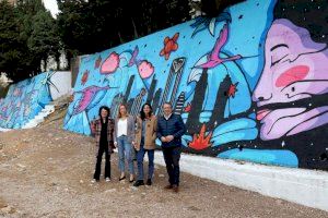 El Rincón de Loix luce desde hoy con un mural al aire libre, obra de la artista Ana Cortés ‘Bosska’, que homenajea a la mujer de Benidorm