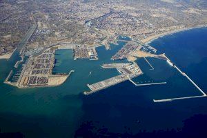 Tanca el Port de València davant el fort onatge