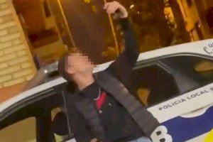 Busquen el jove que va estampar borratxo un cotxe de la Policia de Burjassot per presumir en xarxes