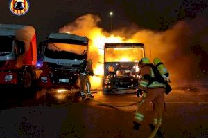 Cremen dos camions d'una empresa de Paiporta
