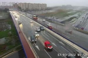 Retencions en les principals carreteres de València en una jornada plujosa
